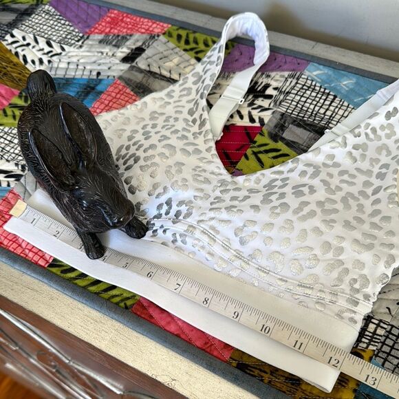 Fabletics White & Silver Leopard Print Sports Bra sz XS All Day Every Day Bra II - Picture 6 of 12